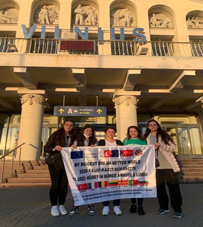 turkish students olding erasmus project flag